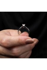 Zirkon Kolları Taşlı Tektaş Beyaz Altın Yüzük