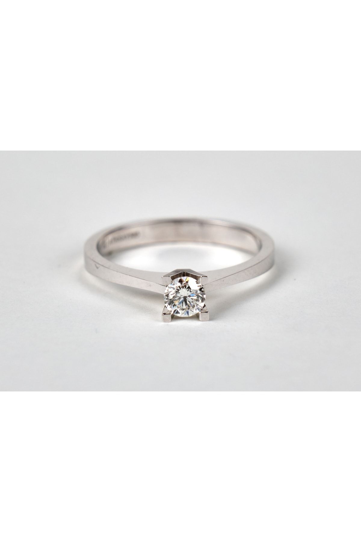 Pırlanta Takoz Tırnak Klasik Tektaş Beyaz Altın Yüzük