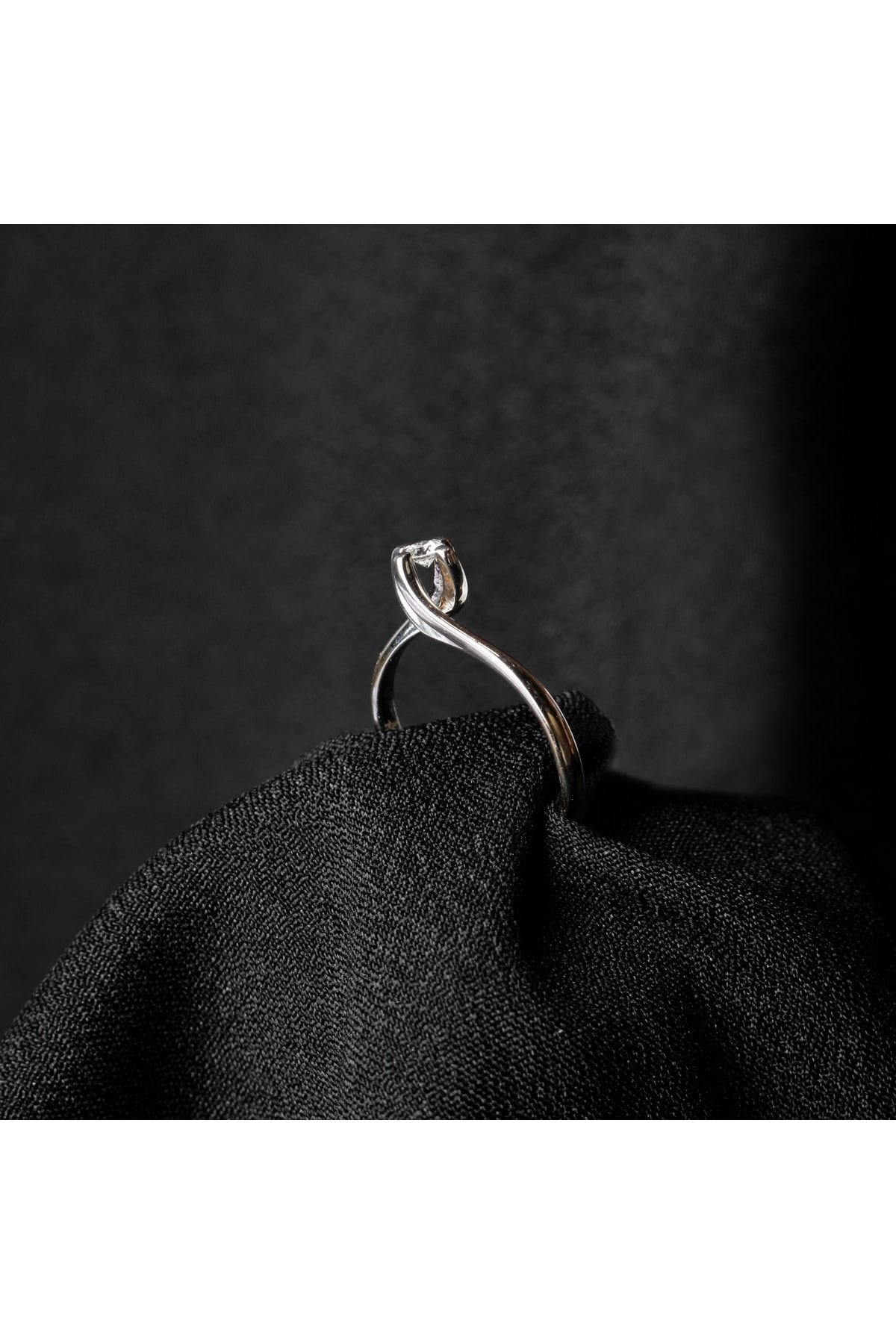 Pırlanta S Montür Tektaş Beyaz Altın Yüzük