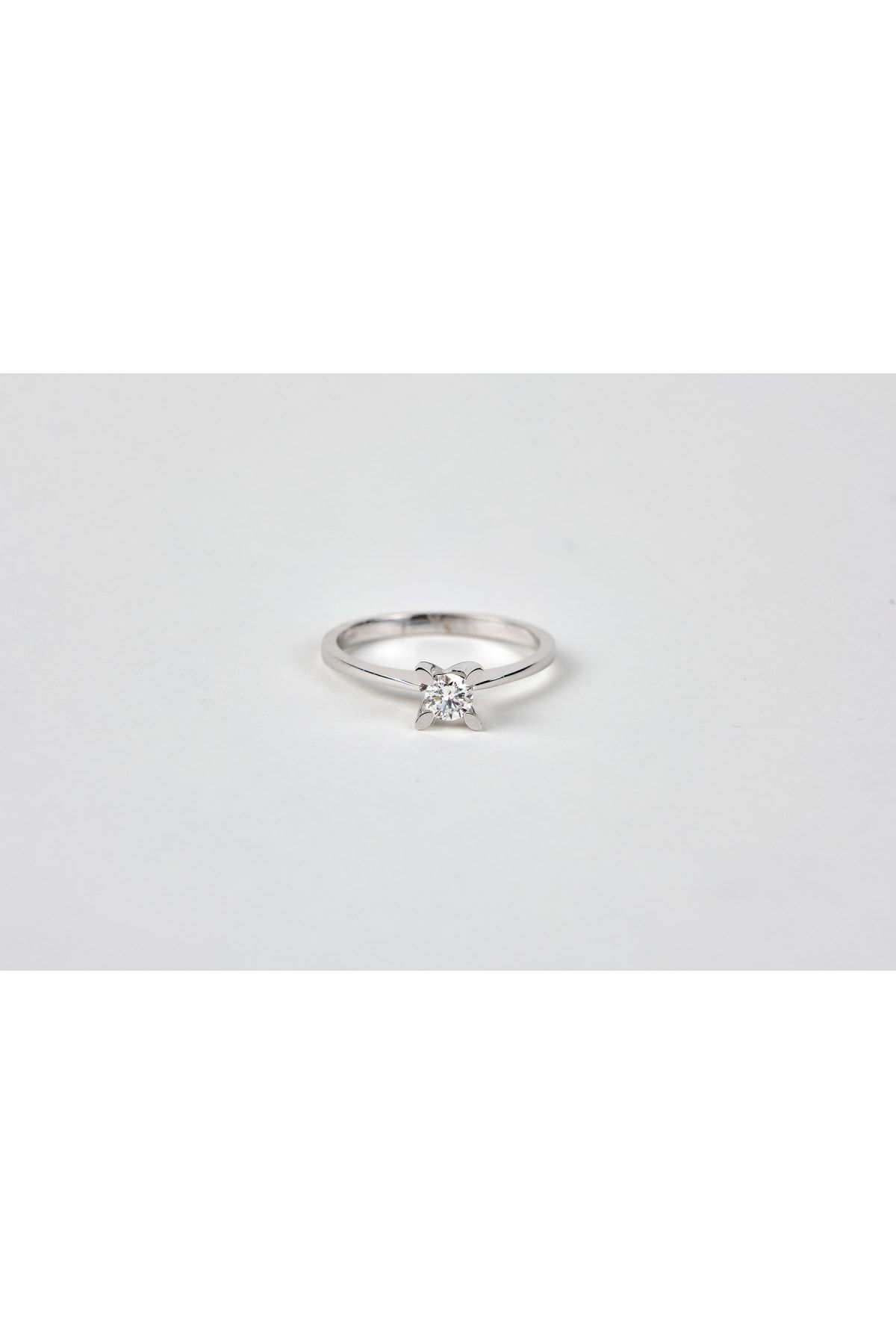 Pırlanta Badem Tırnak Klasik Tektaş Beyaz Altın Yüzük