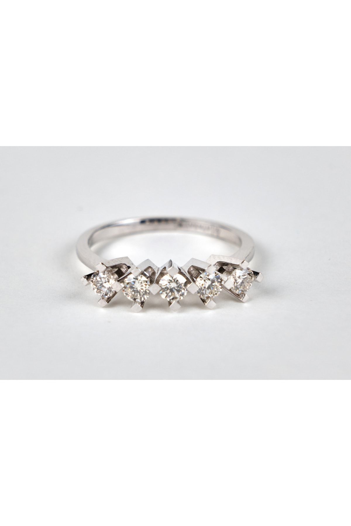 Pırlanta Takoz Tırnak Beştaş Beyaz Altın Yüzük