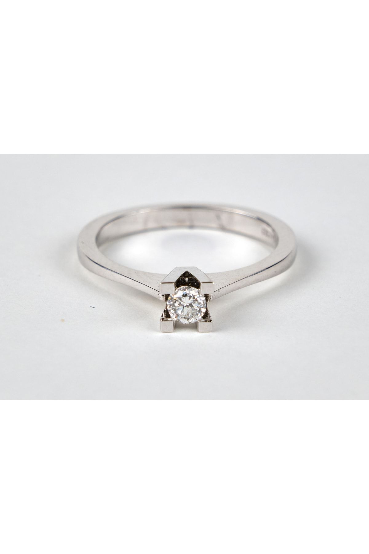 Pırlanta Takoz Tırnak Klasik Tektaş Beyaz Altın Yüzük