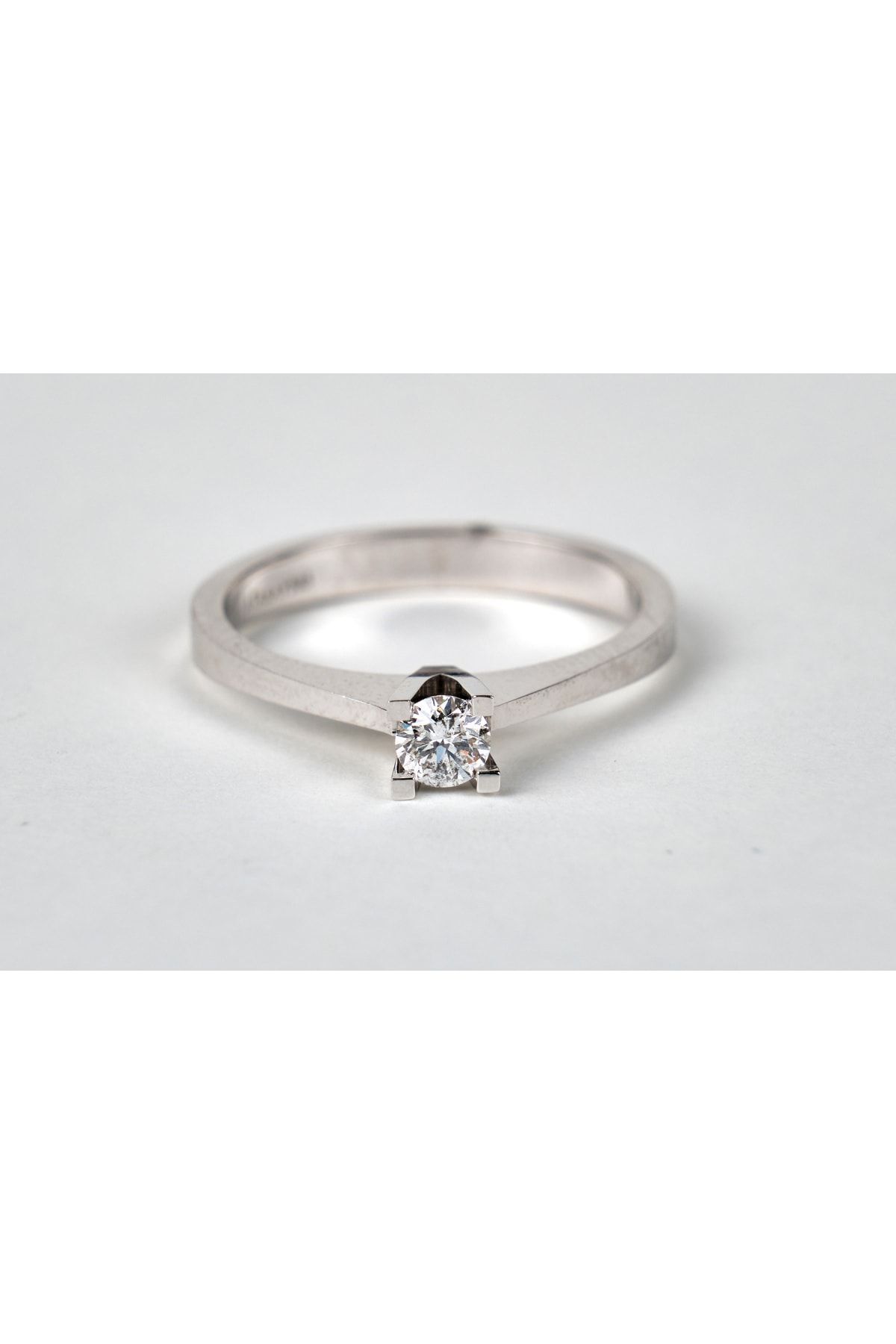 Pırlanta Takoz Tırnak Klasik Tektaş Beyaz Altın Yüzük