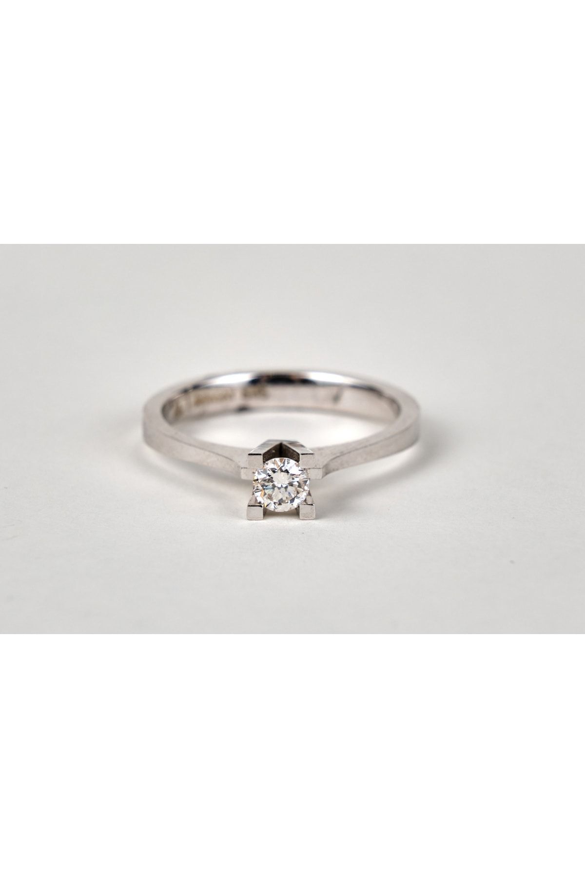 Pırlanta Takoz Tırnak Klasik Tektaş Beyaz Altın Yüzük