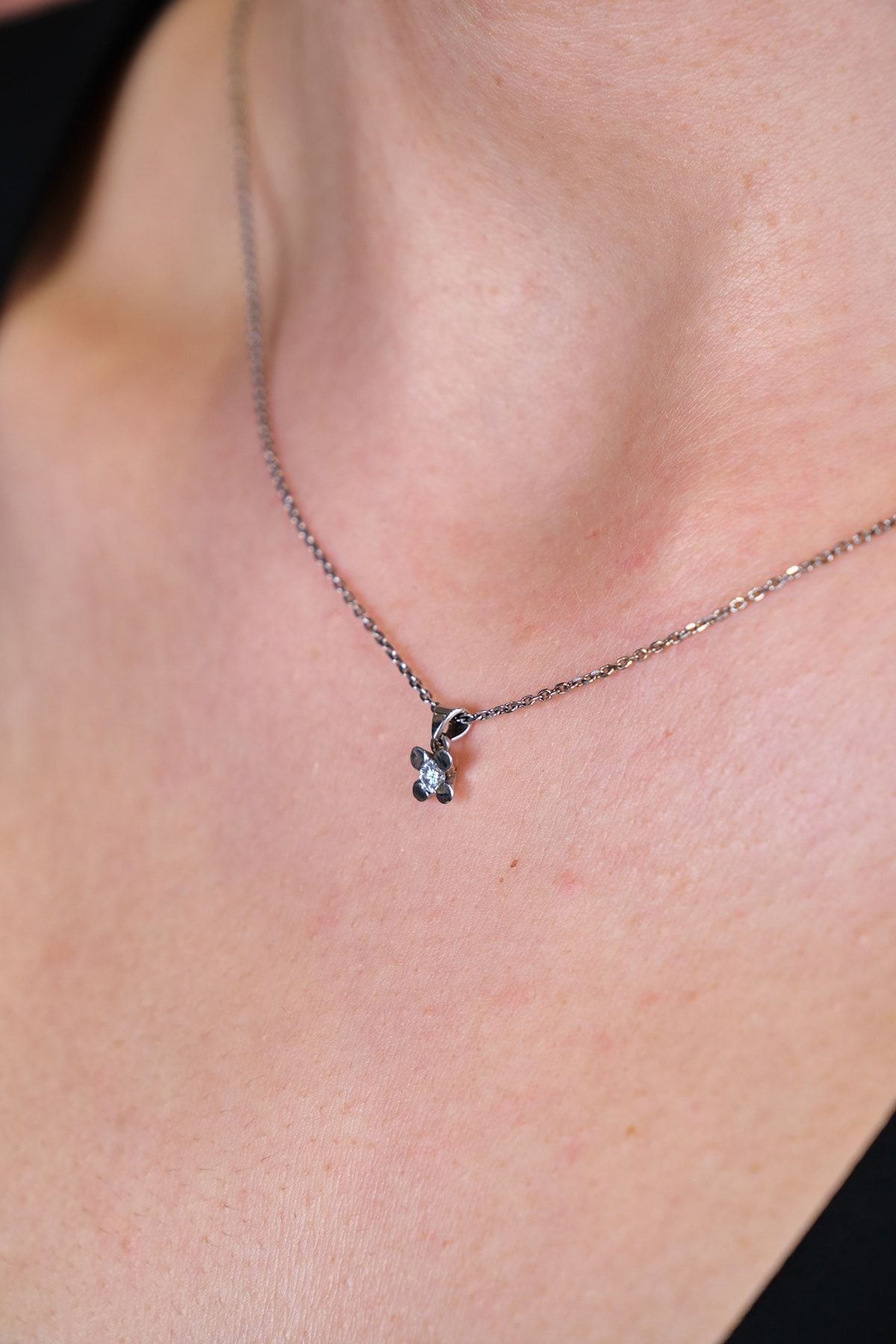 Pırlanta Kalın Tırnak Tektaş Beyaz Altın Kolye